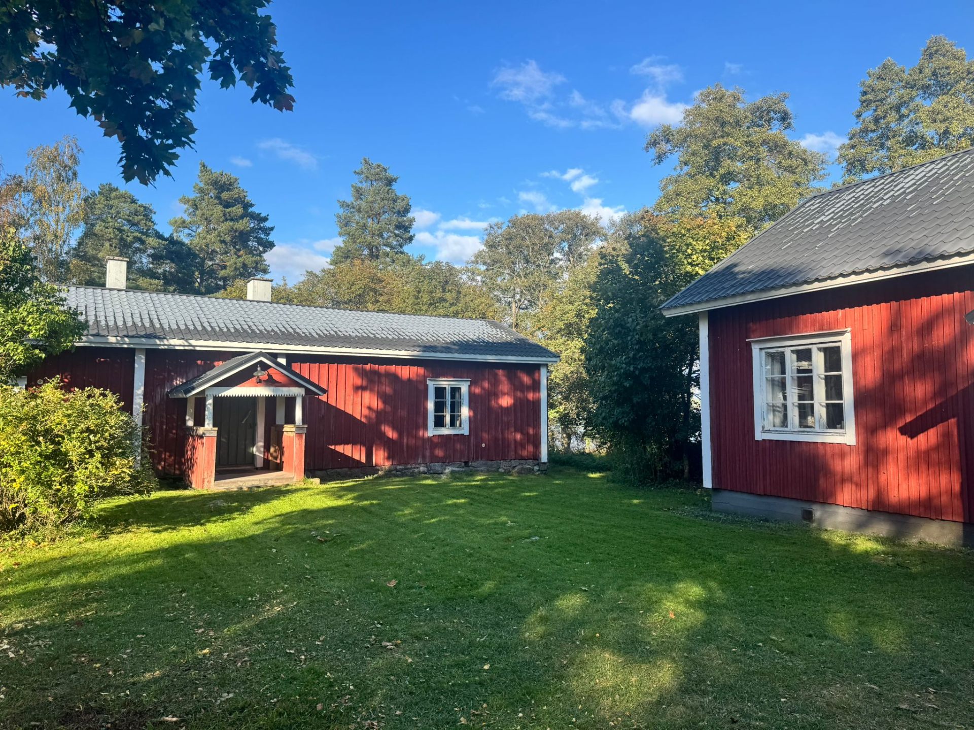 Finsk skärgård med traditionell stuga